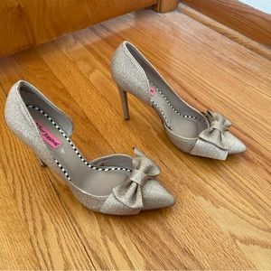 Betsy Johnson D’orsay Gold Glitter Bow Heels 8.5